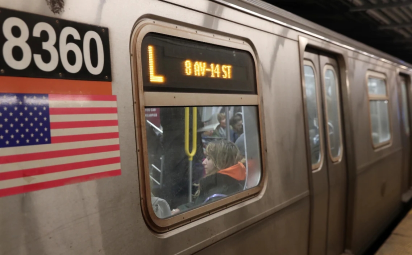 États-Unis : Une femme décède après avoir été poussée sur les rails d’un métro.